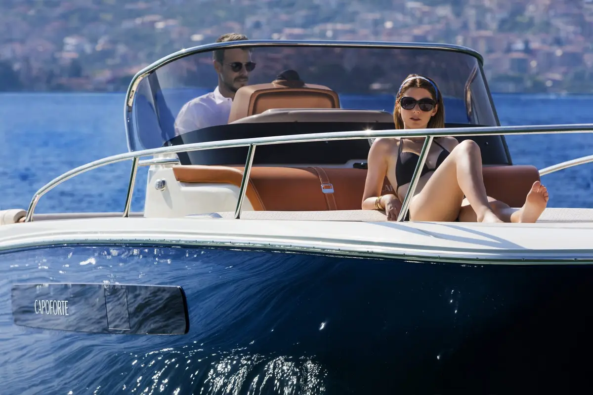 Invictus 280, cubierta de popa — Barcelona Yacht Rental, Barcelona. Salidas ágiles a Sitges con baño incluido