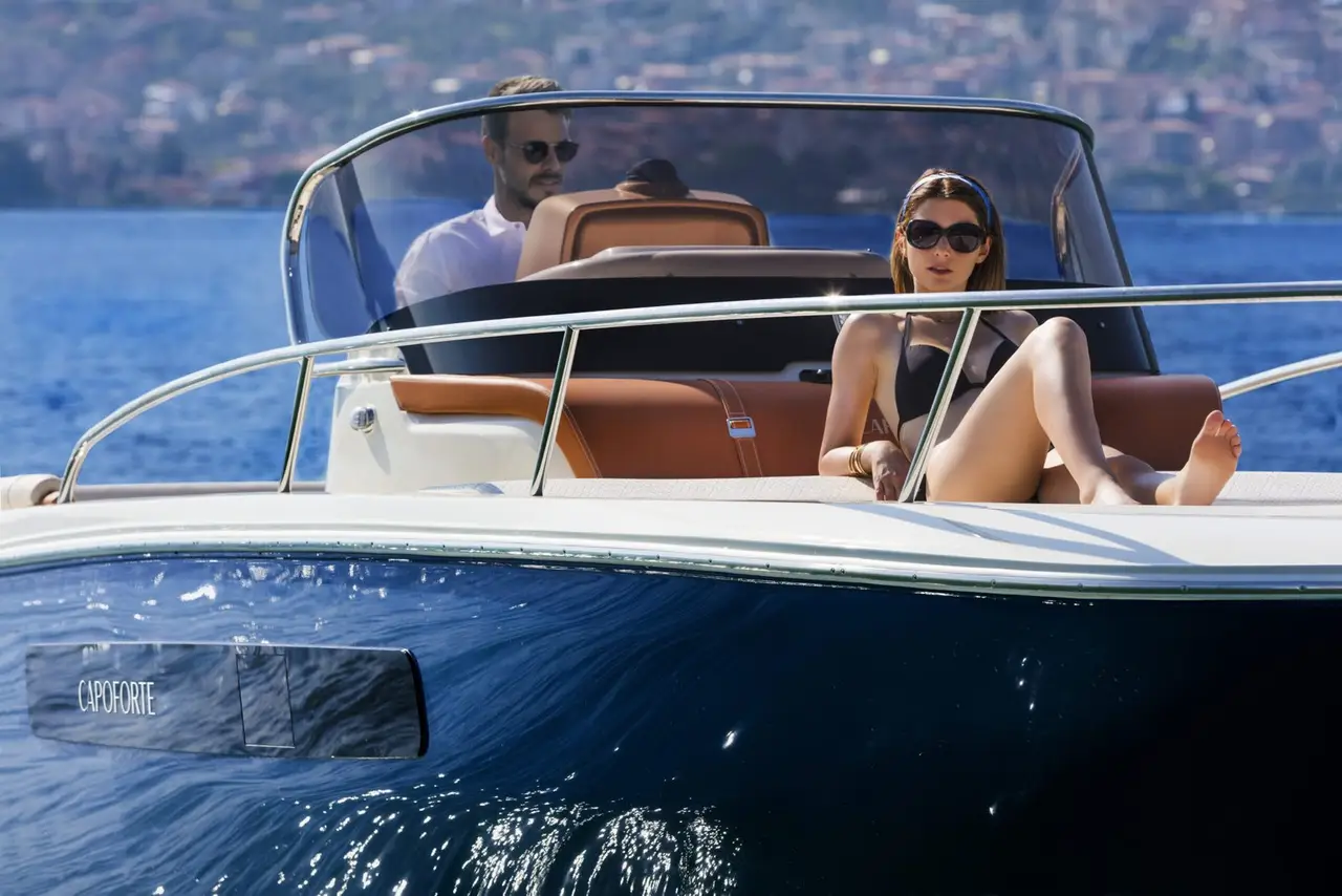 Invictus 280, cubierta de popa — Barcelona Yacht Rental, Barcelona. Salidas ágiles a Sitges con baño incluido
