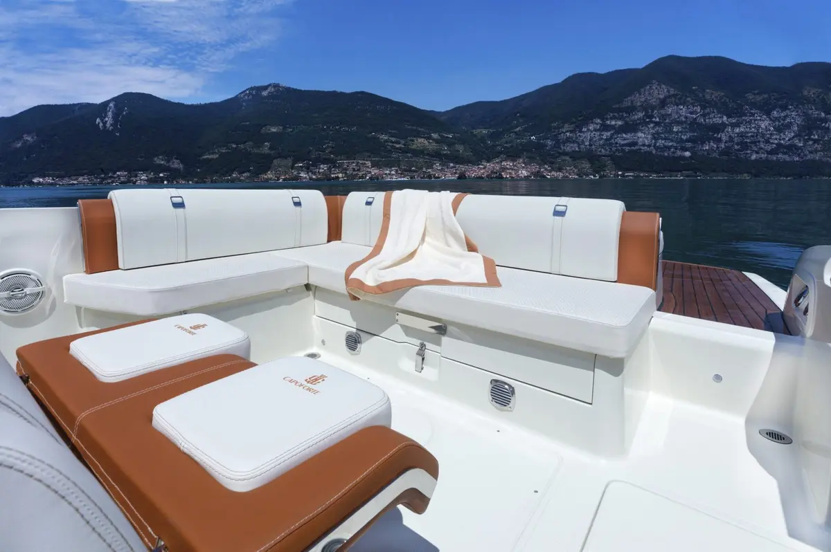 Invictus 280, camarote principal — Barcelona Yacht Rental, Barcelona. Salidas ágiles a Sitges con baño incluido