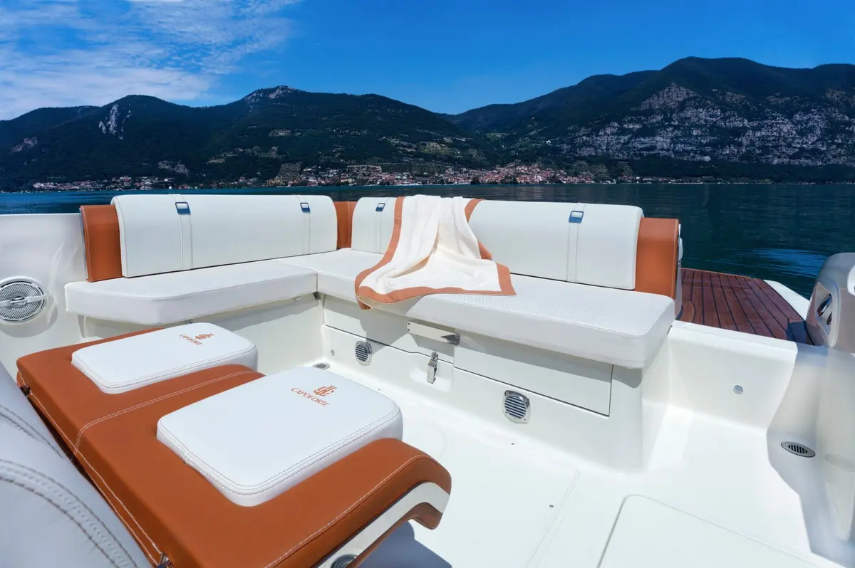 Invictus 280, flybridge — Barcelona Yacht Rental, Barcelona. Salidas ágiles a Sitges con baño incluido
