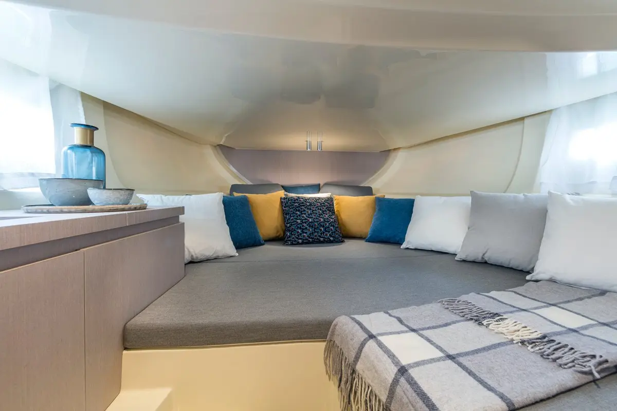Invictus 280, exterior — Barcelona Yacht Rental, Barcelona. Salidas ágiles a Sitges con baño incluido