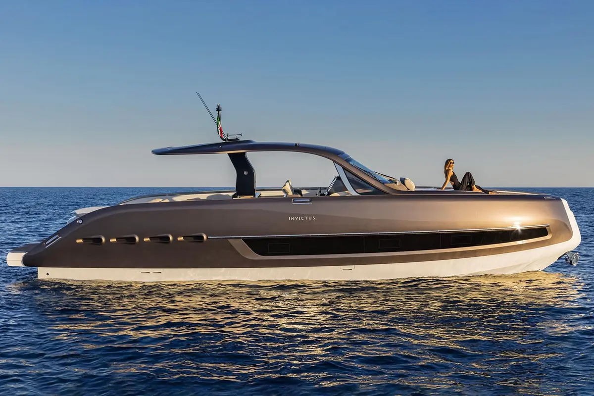 Invictus 460 — Barcelona Yacht Rental, Barcelona. Deportivo ágil para bañarse frente a Sitges al mediodía