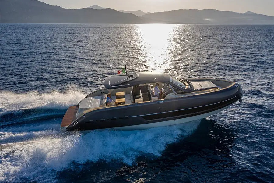 Invictus 460, exterior — Barcelona Yacht Rental, Barcelona. Deportivo ágil para bañarse frente a Sitges al mediodía