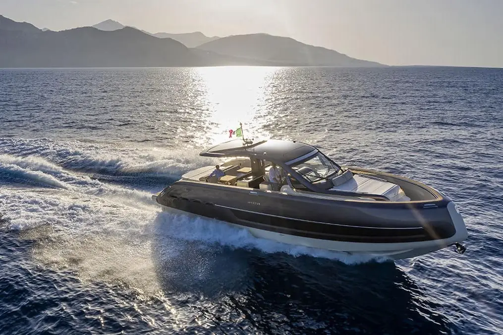 Invictus 460, cubierta principal — Barcelona Yacht Rental, Barcelona. Deportivo ágil para bañarse frente a Sitges al mediodía