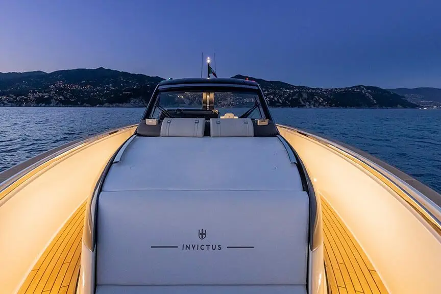 Invictus 460, cubierta de popa — Barcelona Yacht Rental, Barcelona. Deportivo ágil para bañarse frente a Sitges al mediodía