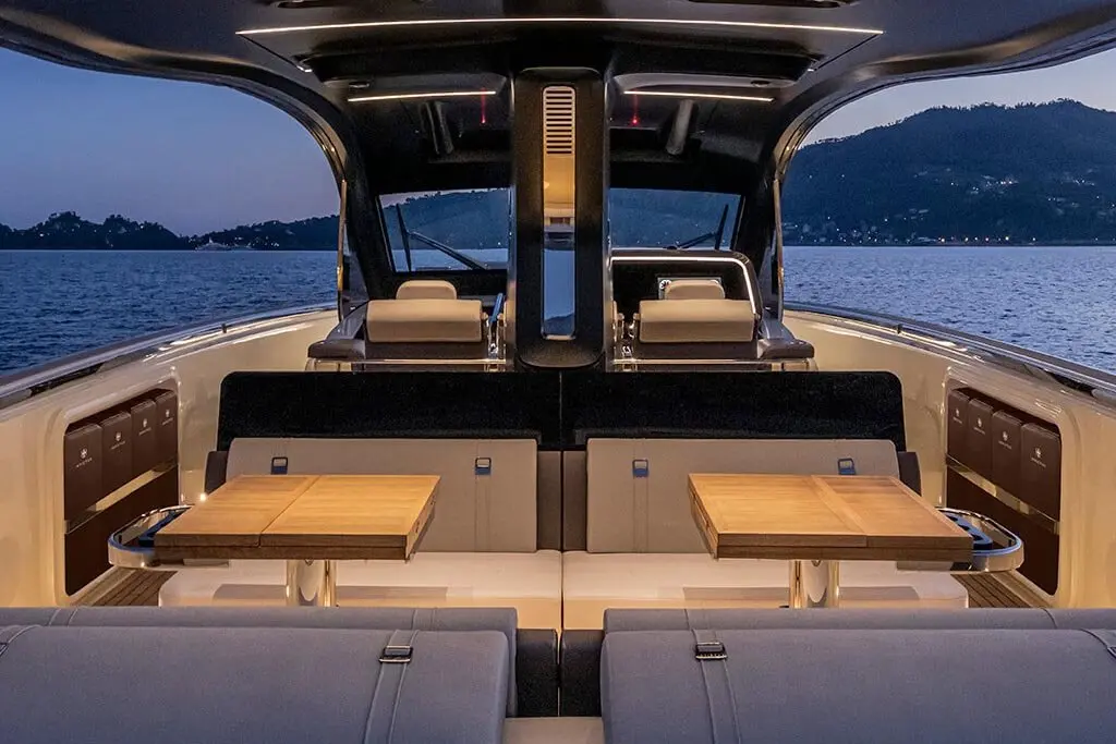 Invictus 460, salón — Barcelona Yacht Rental, Barcelona. Deportivo ágil para bañarse frente a Sitges al mediodía