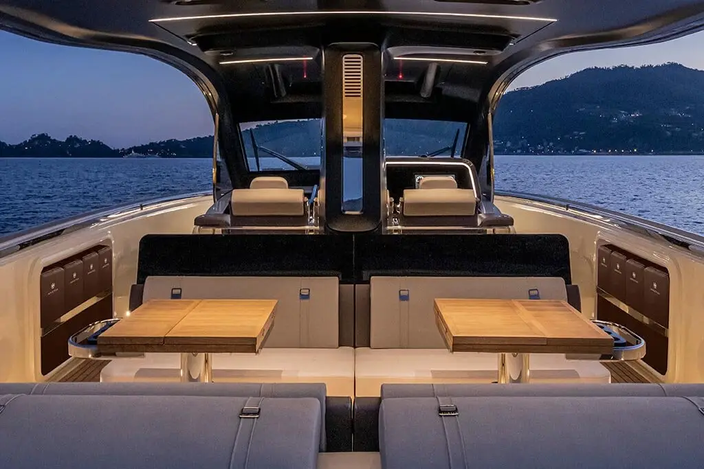 Invictus 460, salón — Barcelona Yacht Rental, Barcelona. Deportivo ágil para bañarse frente a Sitges al mediodía