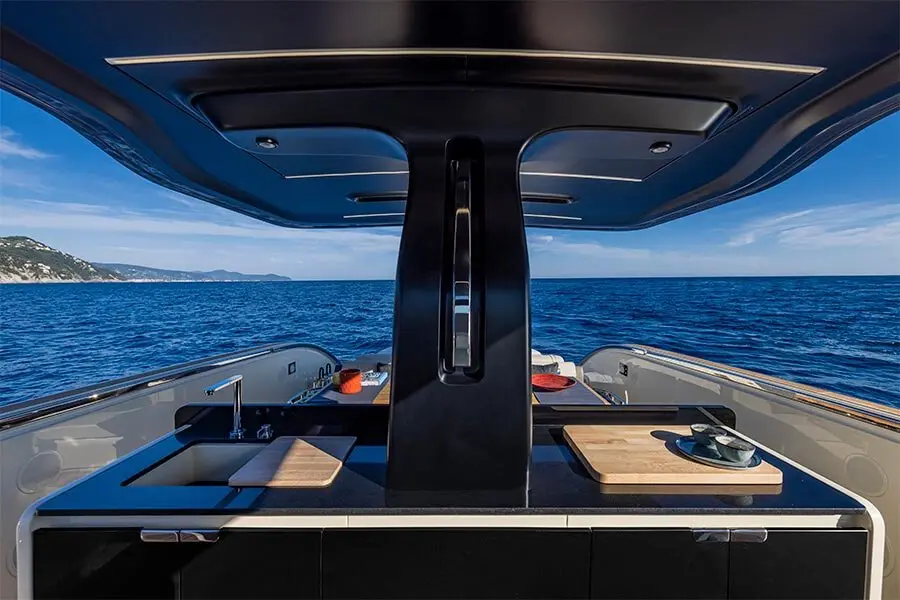 Invictus 460, camarote principal — Barcelona Yacht Rental, Barcelona. Deportivo ágil para bañarse frente a Sitges al mediodía