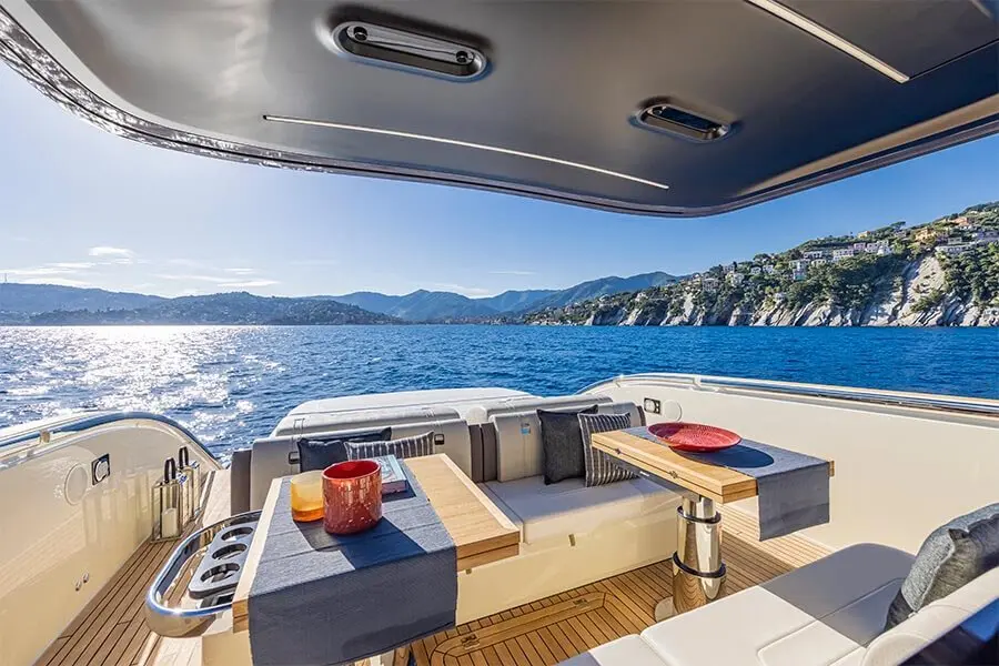 Invictus 460, flybridge — Barcelona Yacht Rental, Barcelona. Deportivo ágil para bañarse frente a Sitges al mediodía