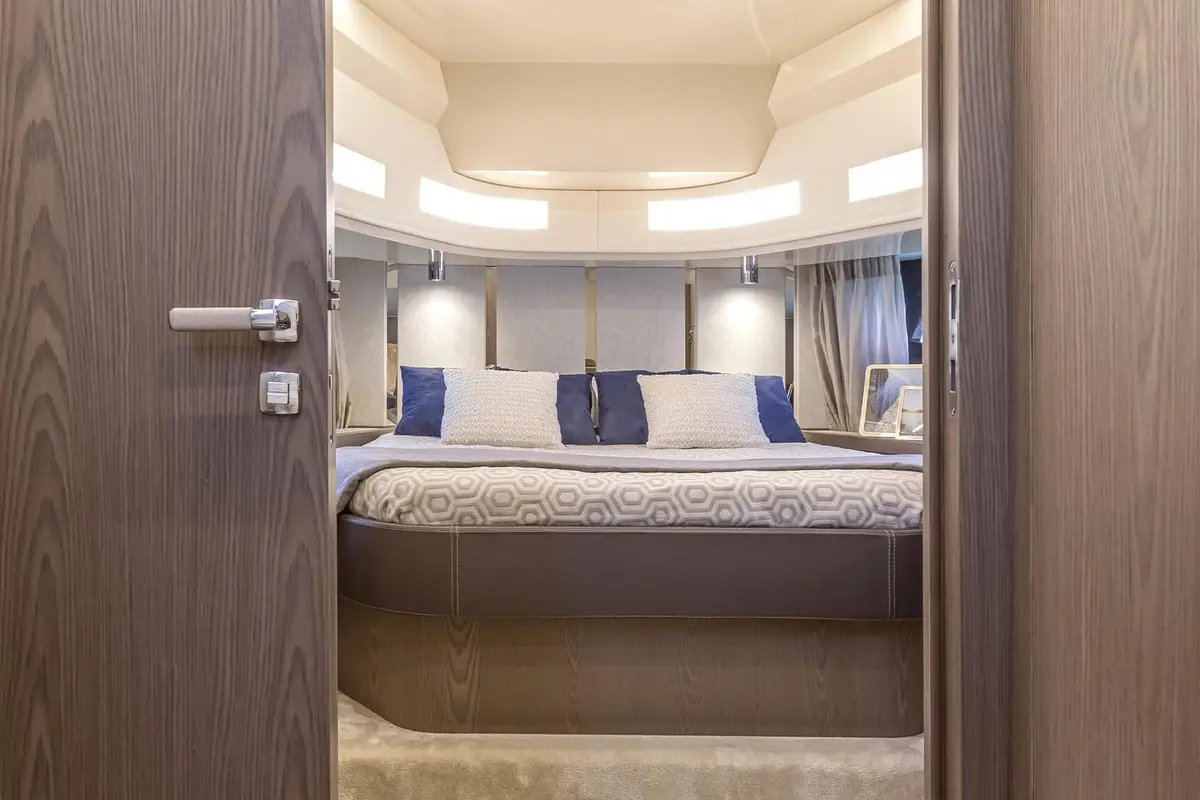 Invictus 460, exterior — Barcelona Yacht Rental, Barcelona. Deportivo ágil para bañarse frente a Sitges al mediodía