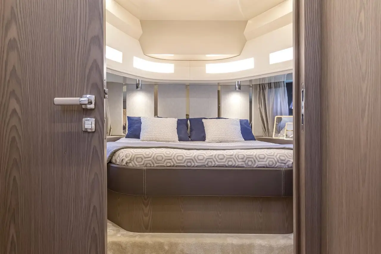 Invictus 460, exterior — Barcelona Yacht Rental, Barcelona. Deportivo ágil para bañarse frente a Sitges al mediodía