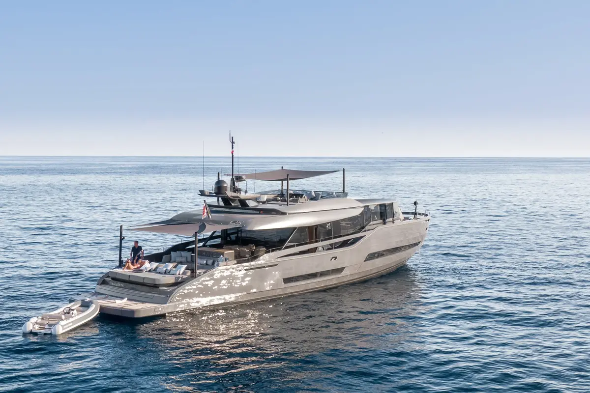 Extra 86, cubierta principal — Barcelona Yacht Rental, Barcelona. Rumbo a Sitges con espacio de sobra en cubierta