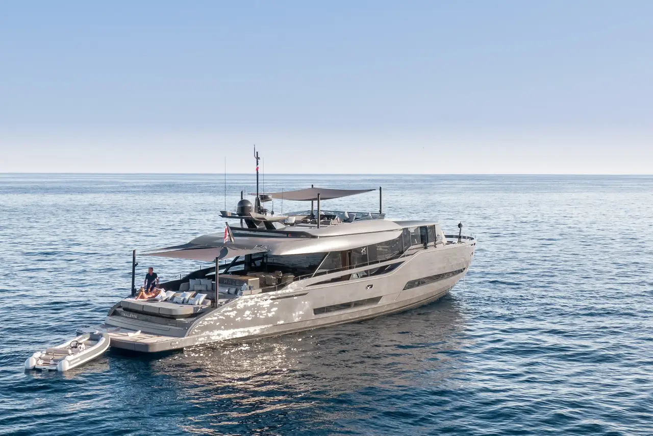 Extra 86, cubierta principal — Barcelona Yacht Rental, Barcelona. Rumbo a Sitges con espacio de sobra en cubierta