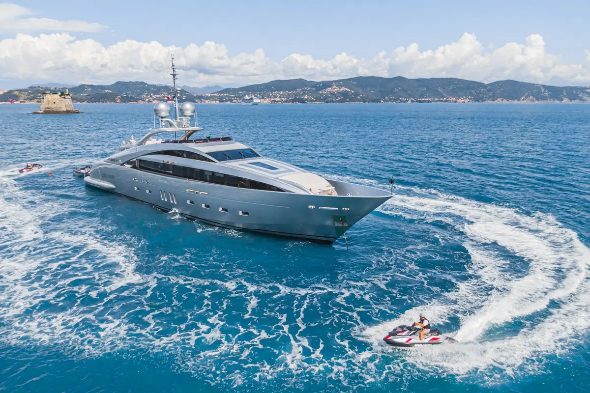 Silver Wind — Barcelona Yacht Rental, Barcelona. Rumbo a Sitges con amplias cubiertas y calma absoluta