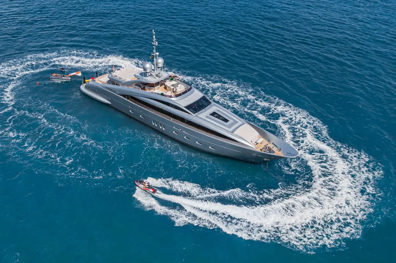 Silver Wind, exterior — Barcelona Yacht Rental, Barcelona. Rumbo a Sitges con amplias cubiertas y calma absoluta