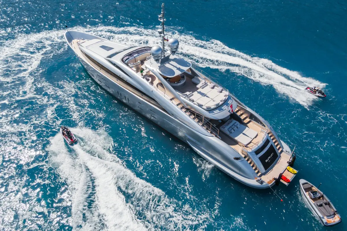 Silver Wind, cubierta principal — Barcelona Yacht Rental, Barcelona. Rumbo a Sitges con amplias cubiertas y calma absoluta