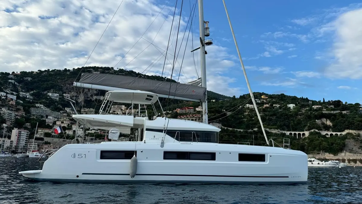 Lagoon 5.1 — Barcelona Yacht Rental, Barcelona. Catamarán estable para familias camino de Sitges