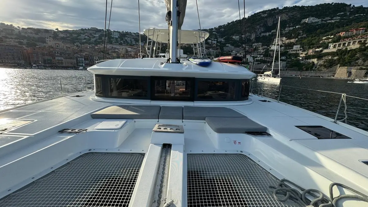 Lagoon 5.1, exterior — Barcelona Yacht Rental, Barcelona. Catamarán estable para familias camino de Sitges