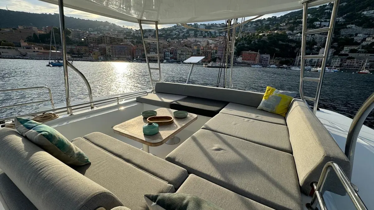 Lagoon 5.1, cubierta principal — Barcelona Yacht Rental, Barcelona. Catamarán estable para familias camino de Sitges