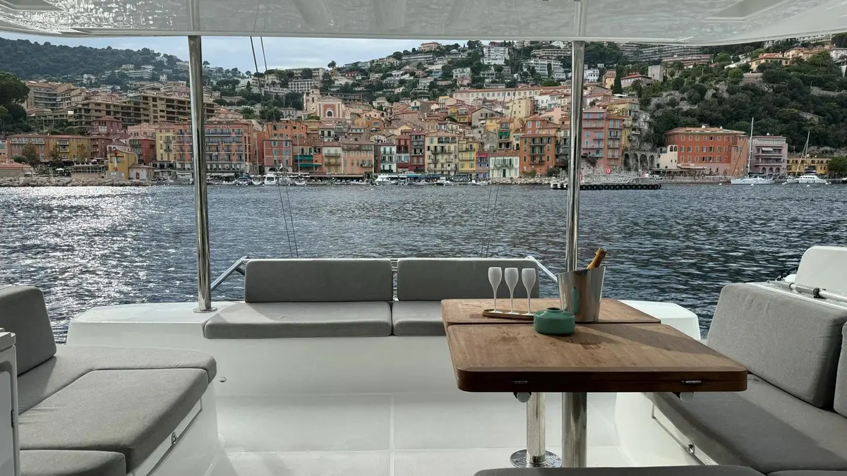 Lagoon 5.1, cubierta de popa — Barcelona Yacht Rental, Barcelona. Catamarán estable para familias camino de Sitges