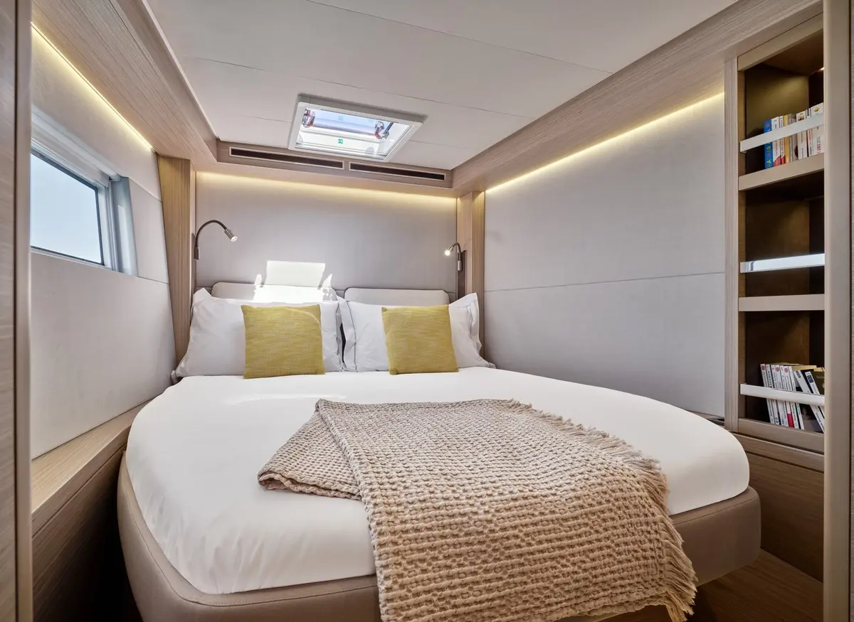 Lagoon 5.1, salón — Barcelona Yacht Rental, Barcelona. Catamarán estable para familias camino de Sitges