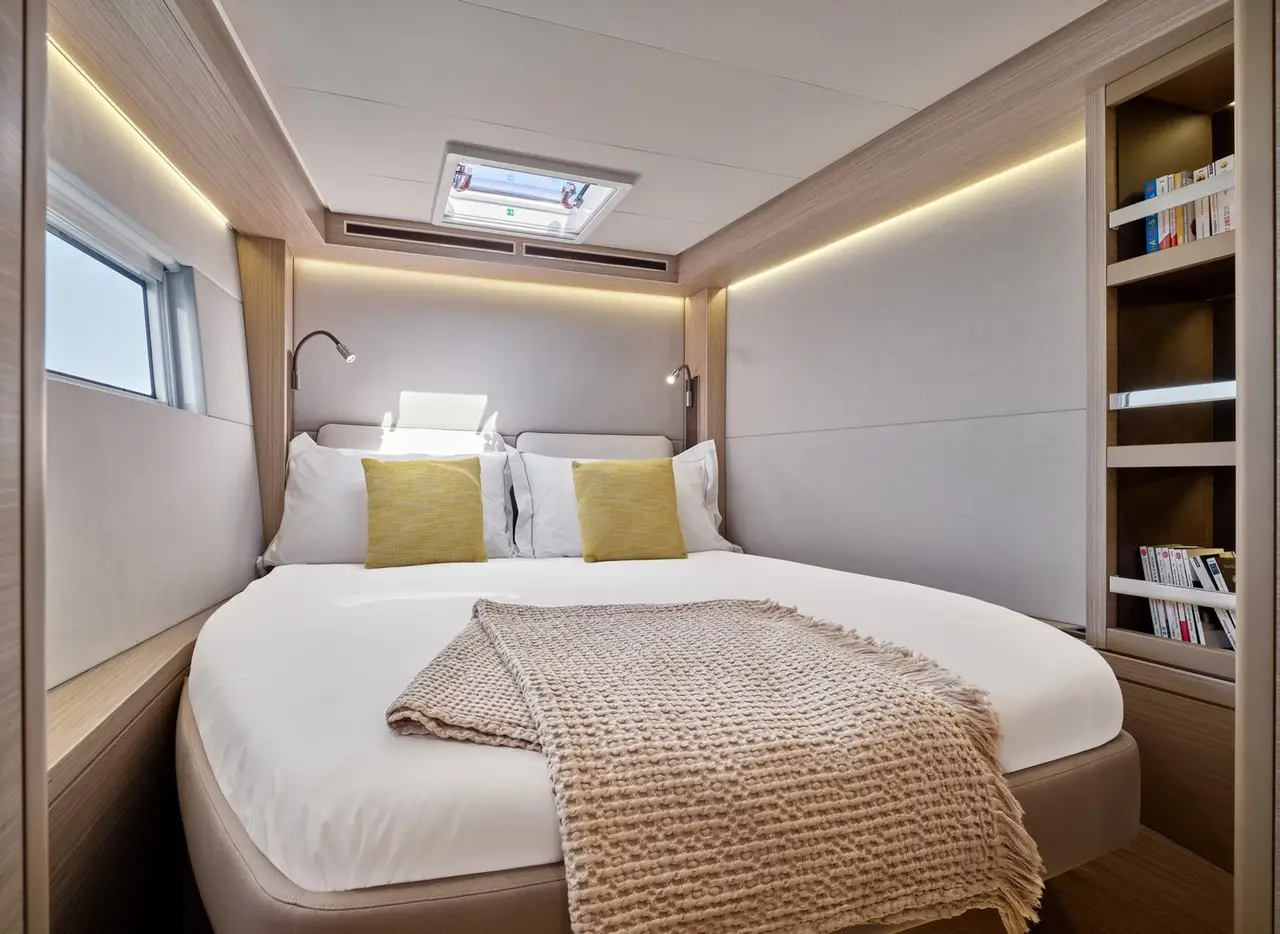Lagoon 5.1, salón — Barcelona Yacht Rental, Barcelona. Catamarán estable para familias camino de Sitges