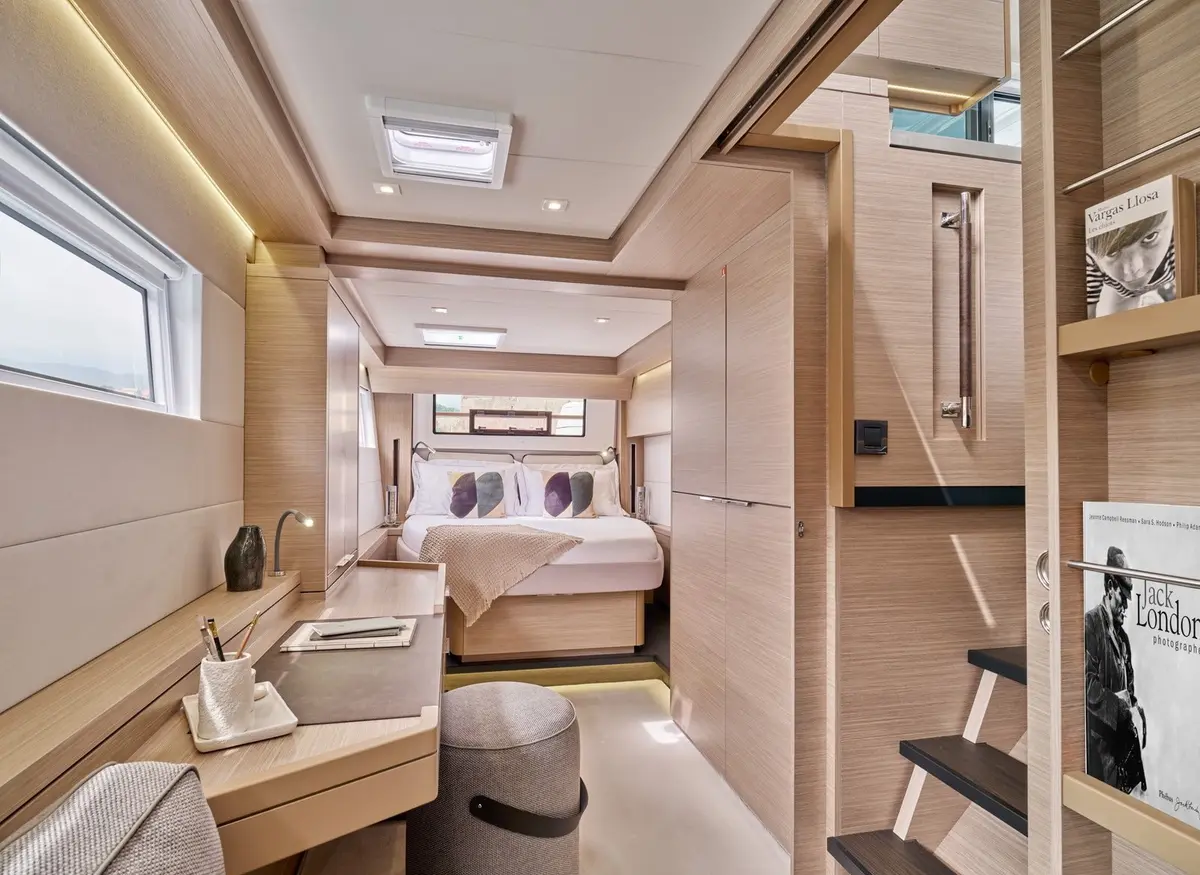 Lagoon 5.1, camarote principal — Barcelona Yacht Rental, Barcelona. Catamarán estable para familias camino de Sitges