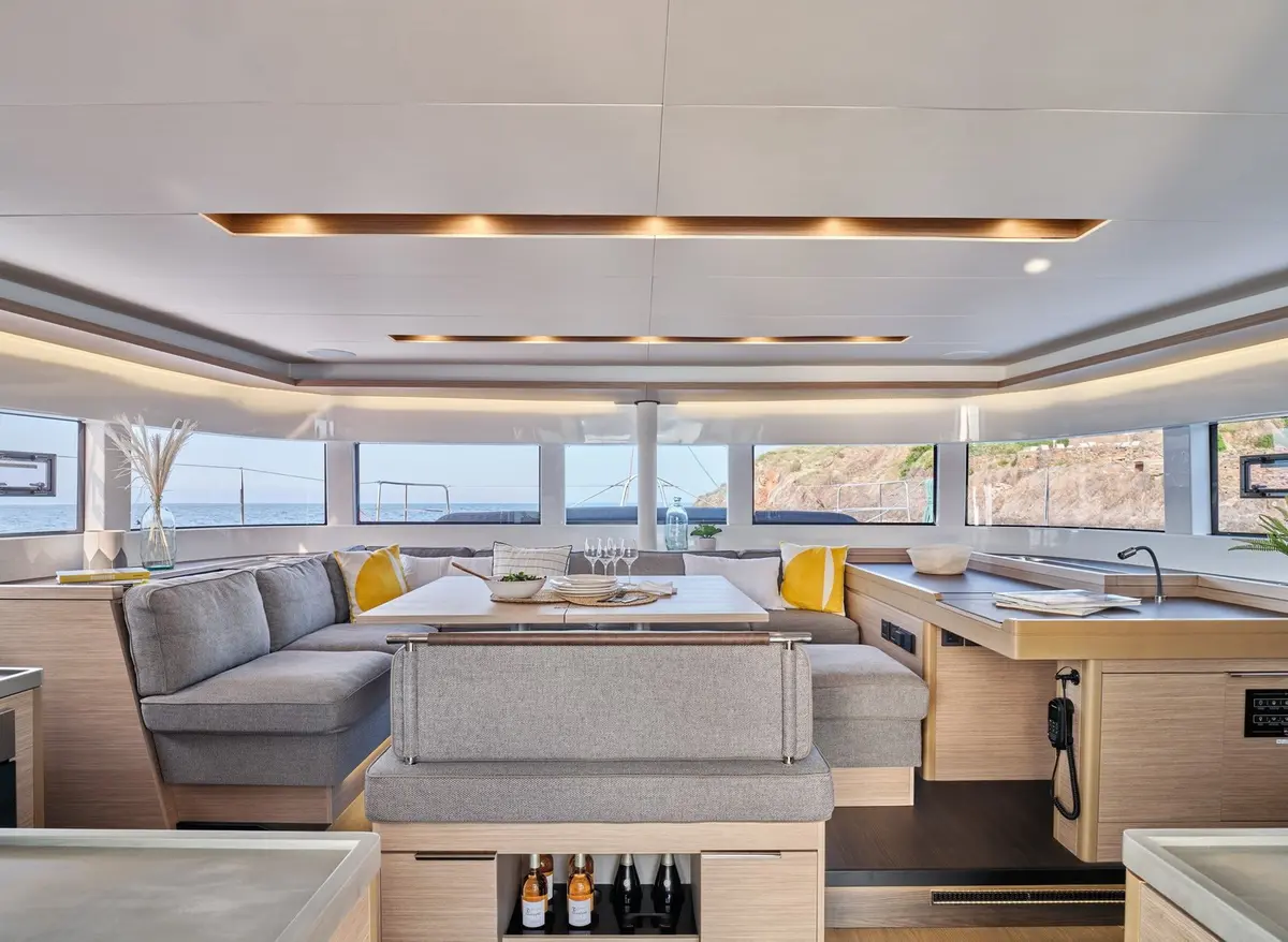 Lagoon 5.1, flybridge — Barcelona Yacht Rental, Barcelona. Catamarán estable para familias camino de Sitges