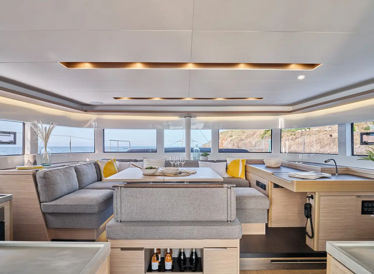 Lagoon 5.1, flybridge — Barcelona Yacht Rental, Barcelona. Catamarán estable para familias camino de Sitges