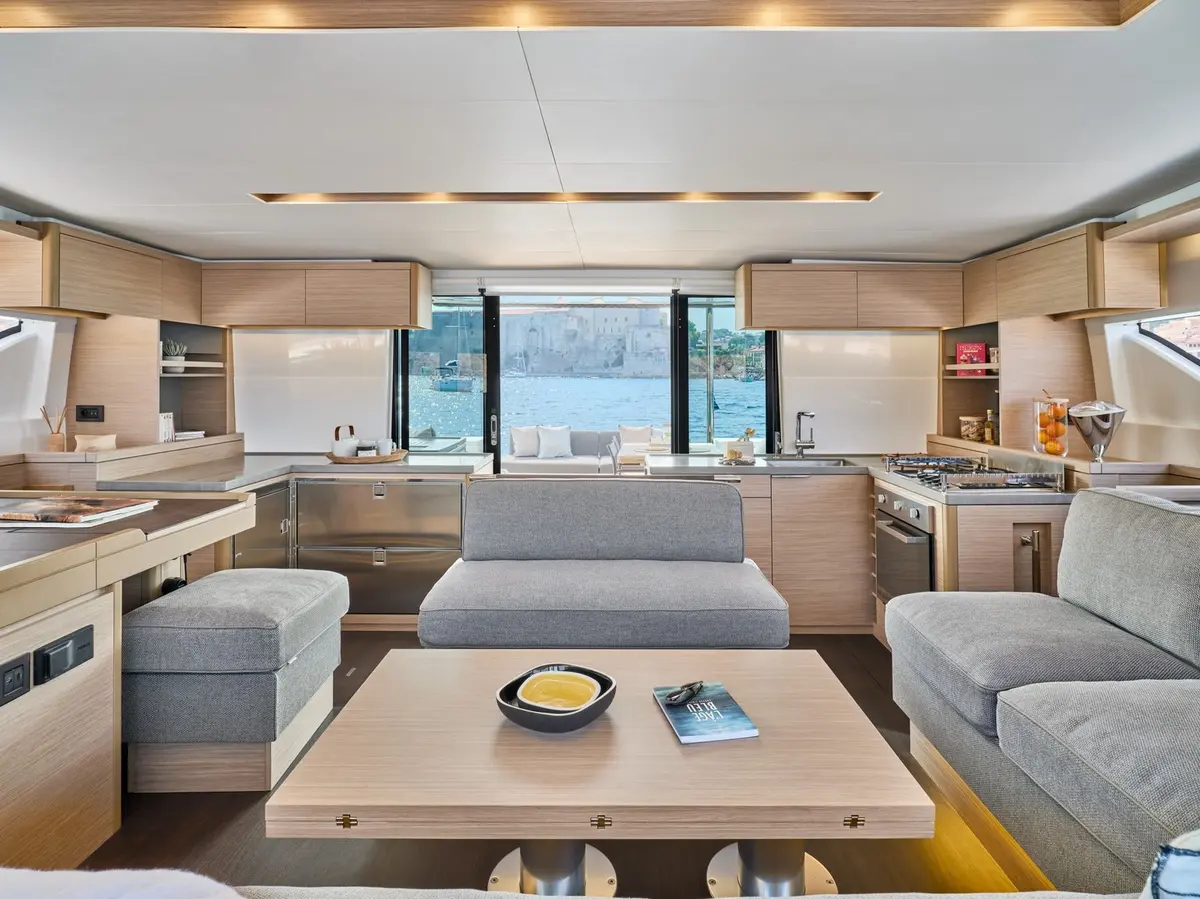 Lagoon 5.1, exterior — Barcelona Yacht Rental, Barcelona. Catamarán estable para familias camino de Sitges