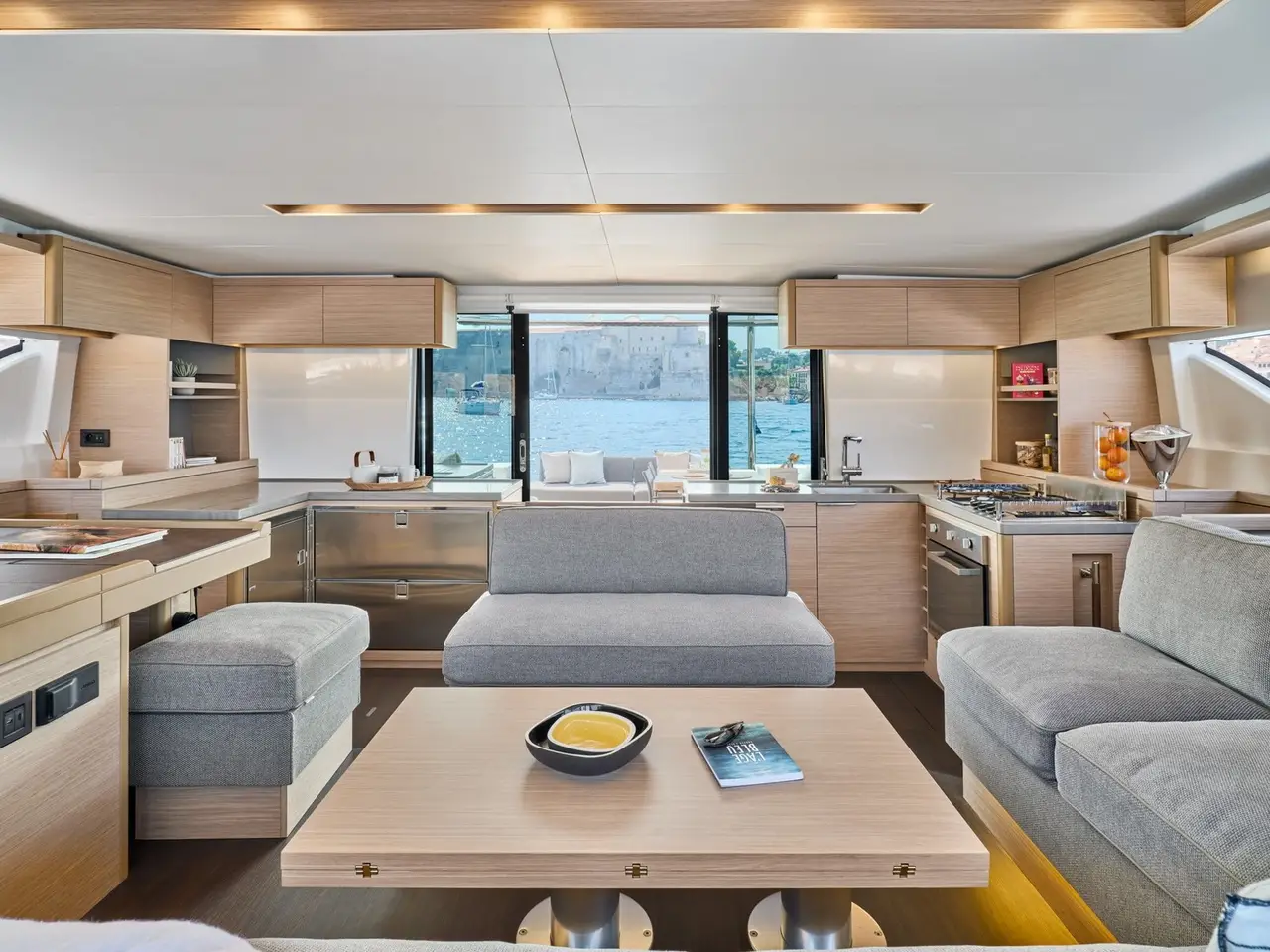 Lagoon 5.1, exterior — Barcelona Yacht Rental, Barcelona. Catamarán estable para familias camino de Sitges