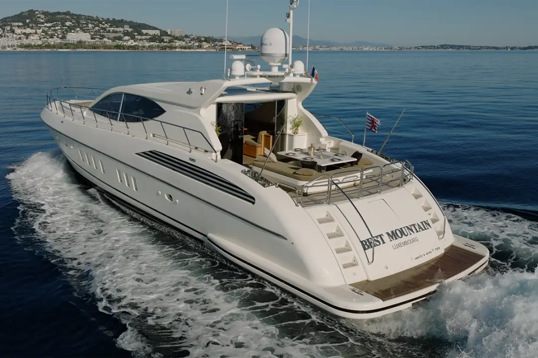 Leopard 24 — Barcelona Yacht Rental, Barcelona. Rumbo a Sitges con cubierta amplia y estable