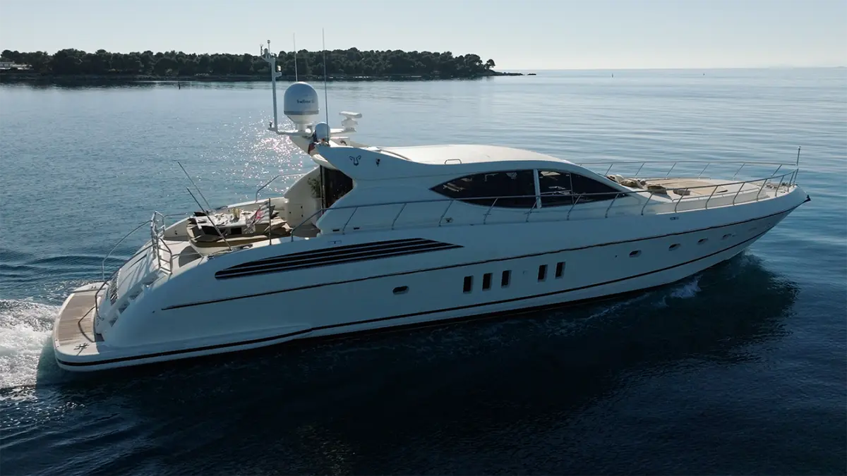Leopard 24, exterior — Barcelona Yacht Rental, Barcelona. Rumbo a Sitges con cubierta amplia y estable