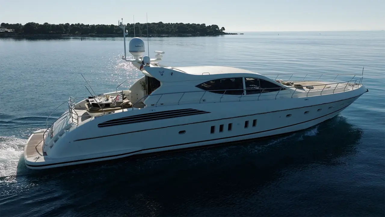 Leopard 24, exterior — Barcelona Yacht Rental, Barcelona. Rumbo a Sitges con cubierta amplia y estable