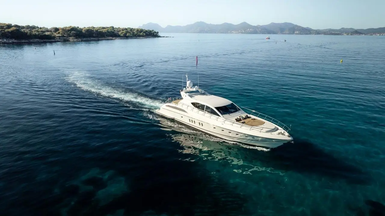 Leopard 24, cubierta principal — Barcelona Yacht Rental, Barcelona. Rumbo a Sitges con cubierta amplia y estable