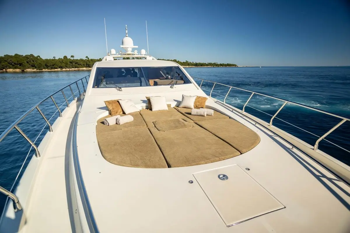Leopard 24, cubierta de popa — Barcelona Yacht Rental, Barcelona. Rumbo a Sitges con cubierta amplia y estable