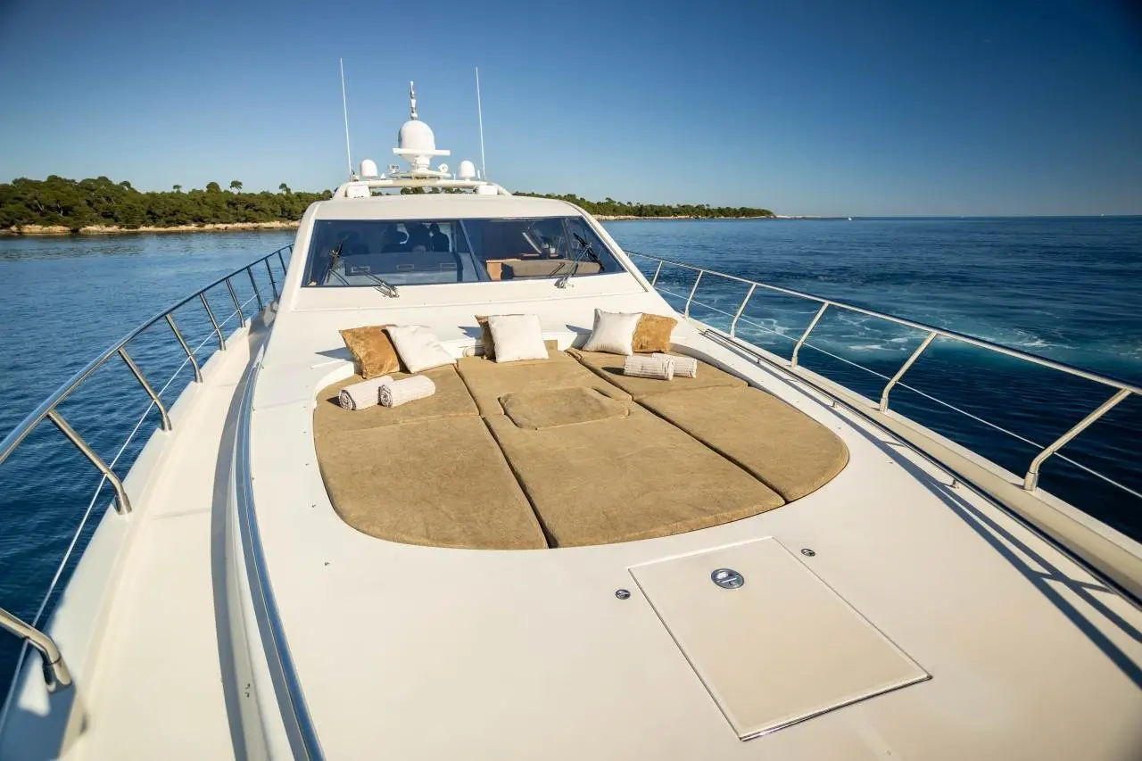 Leopard 24, cubierta de popa — Barcelona Yacht Rental, Barcelona. Rumbo a Sitges con cubierta amplia y estable