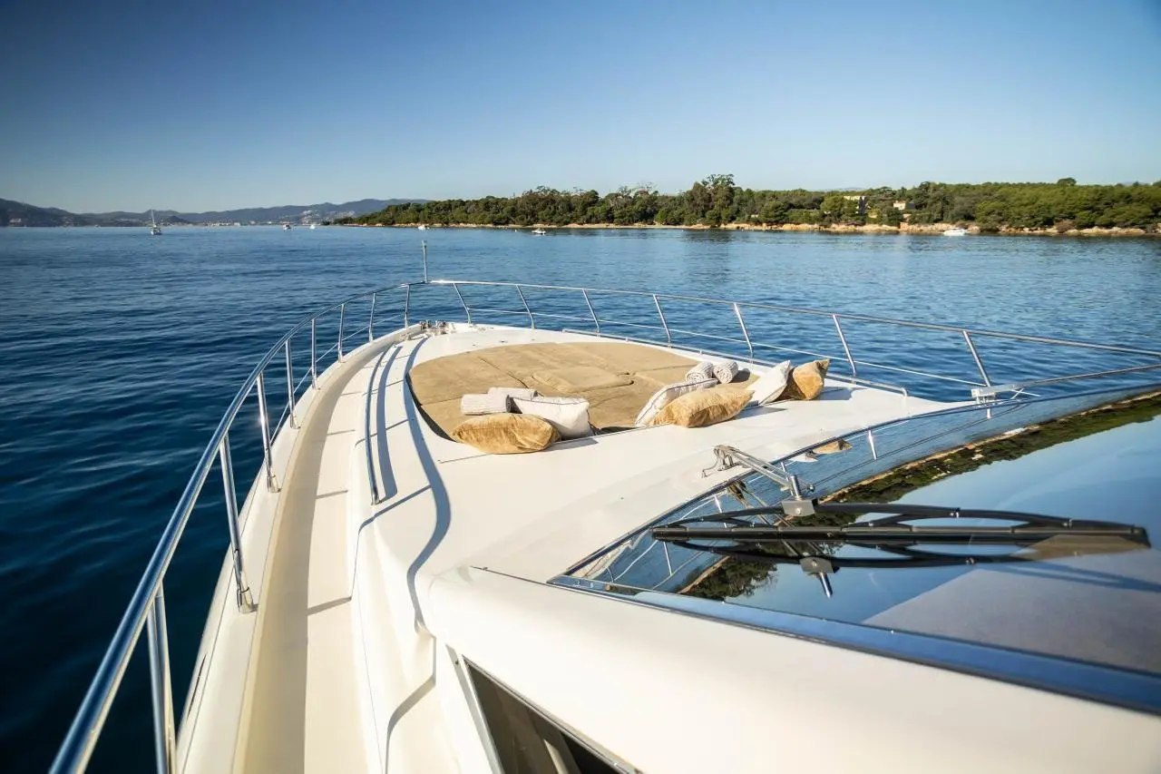 Leopard 24, salón — Barcelona Yacht Rental, Barcelona. Rumbo a Sitges con cubierta amplia y estable