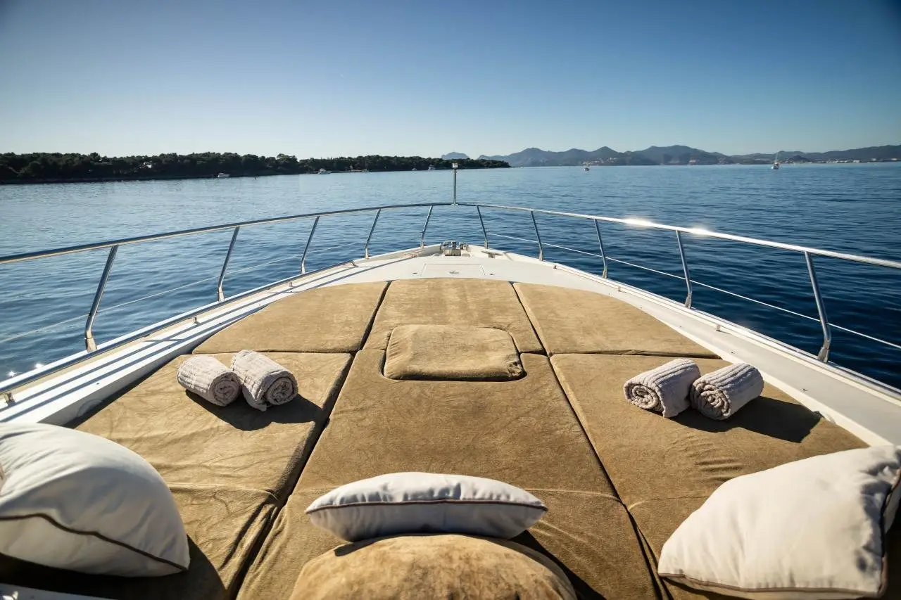 Leopard 24, camarote principal — Barcelona Yacht Rental, Barcelona. Rumbo a Sitges con cubierta amplia y estable