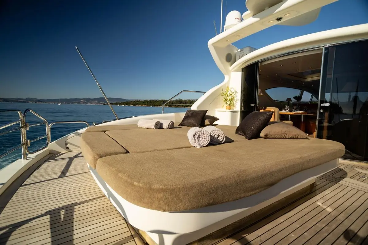 Leopard 24, flybridge — Barcelona Yacht Rental, Barcelona. Rumbo a Sitges con cubierta amplia y estable