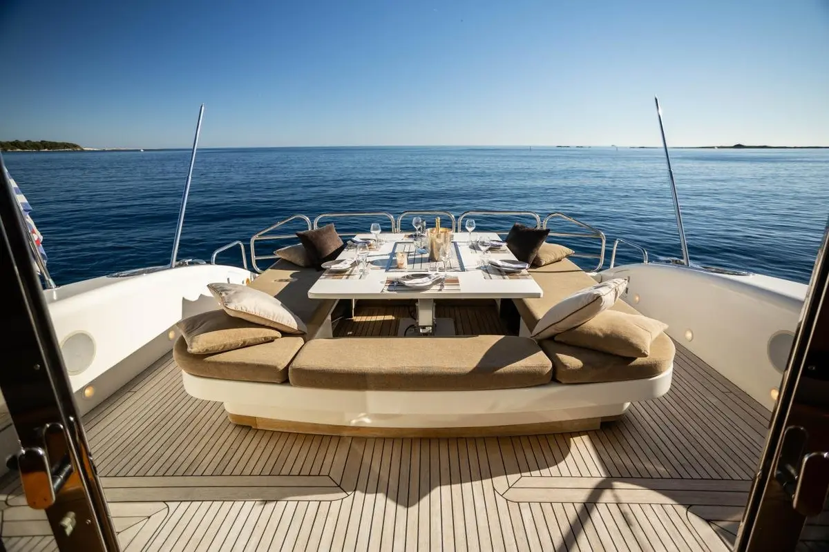 Leopard 24, exterior — Barcelona Yacht Rental, Barcelona. Rumbo a Sitges con cubierta amplia y estable