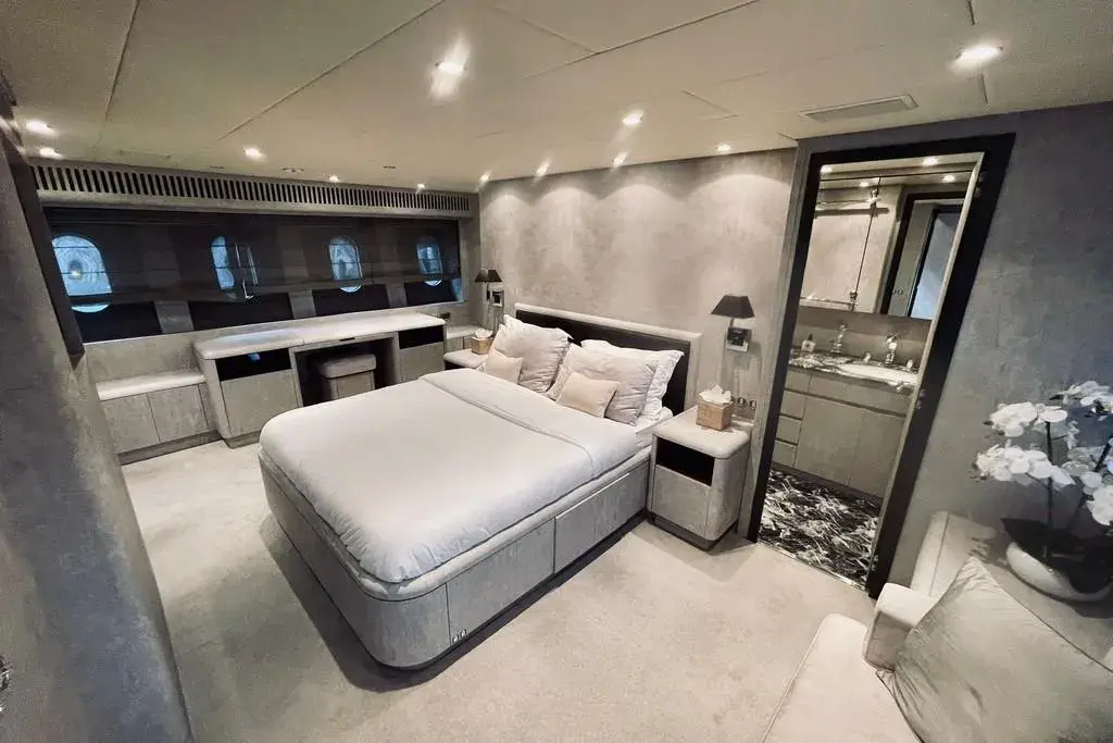 Leopard 31, salón — Barcelona Yacht Rental, Barcelona. Rumbo a Sitges con toda la familia a bordo