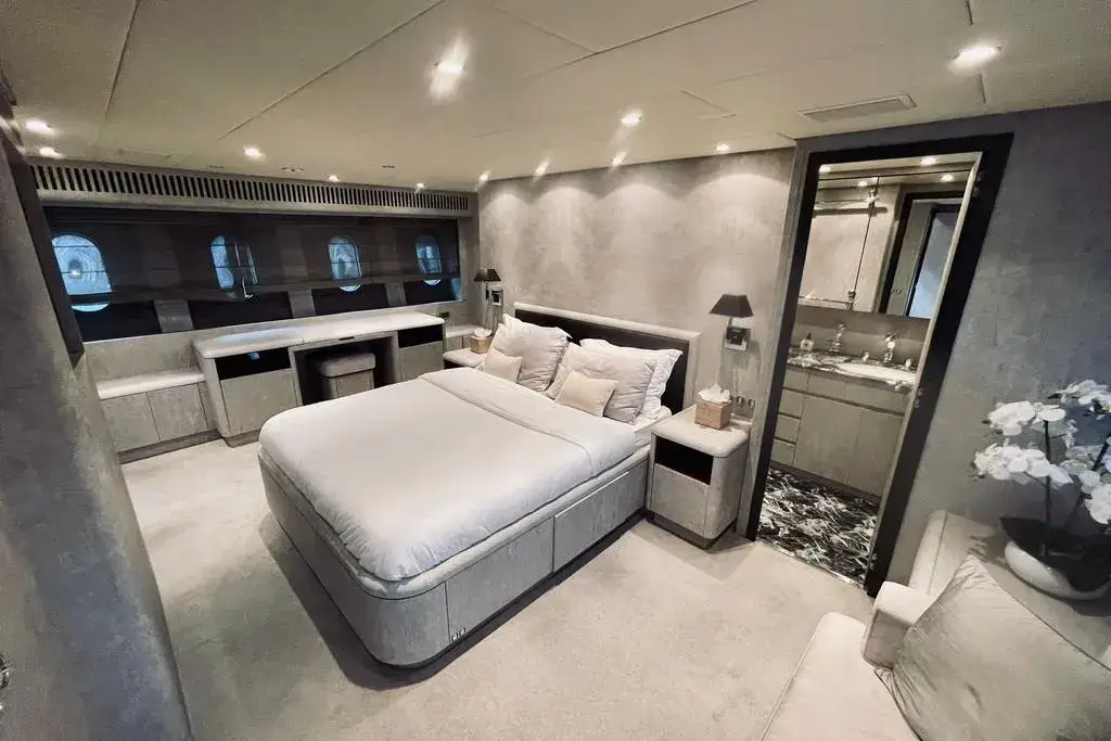 Leopard 31, salón — Barcelona Yacht Rental, Barcelona. Rumbo a Sitges con toda la familia a bordo