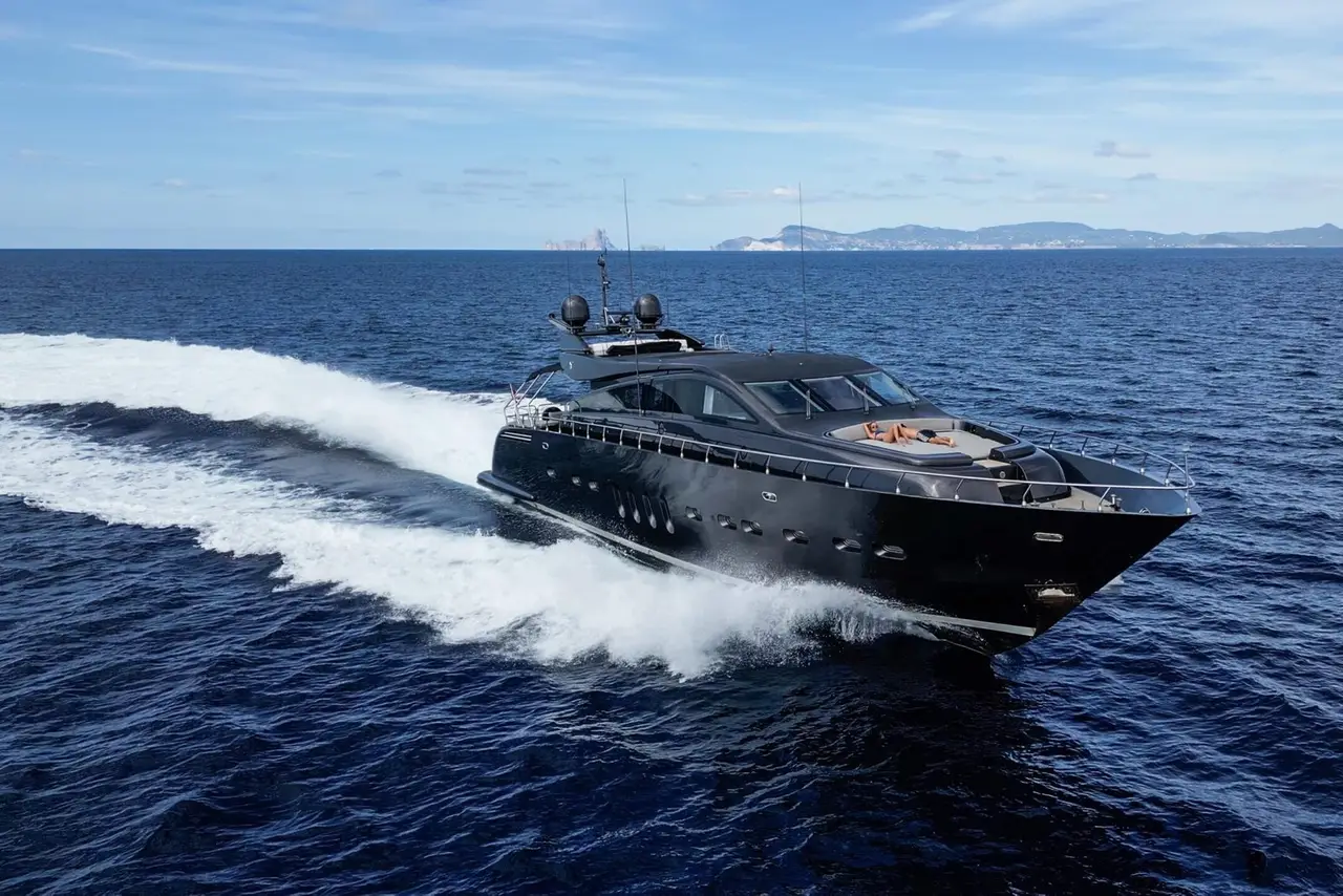 Leopard 31, camarote principal — Barcelona Yacht Rental, Barcelona. Rumbo a Sitges con toda la familia a bordo