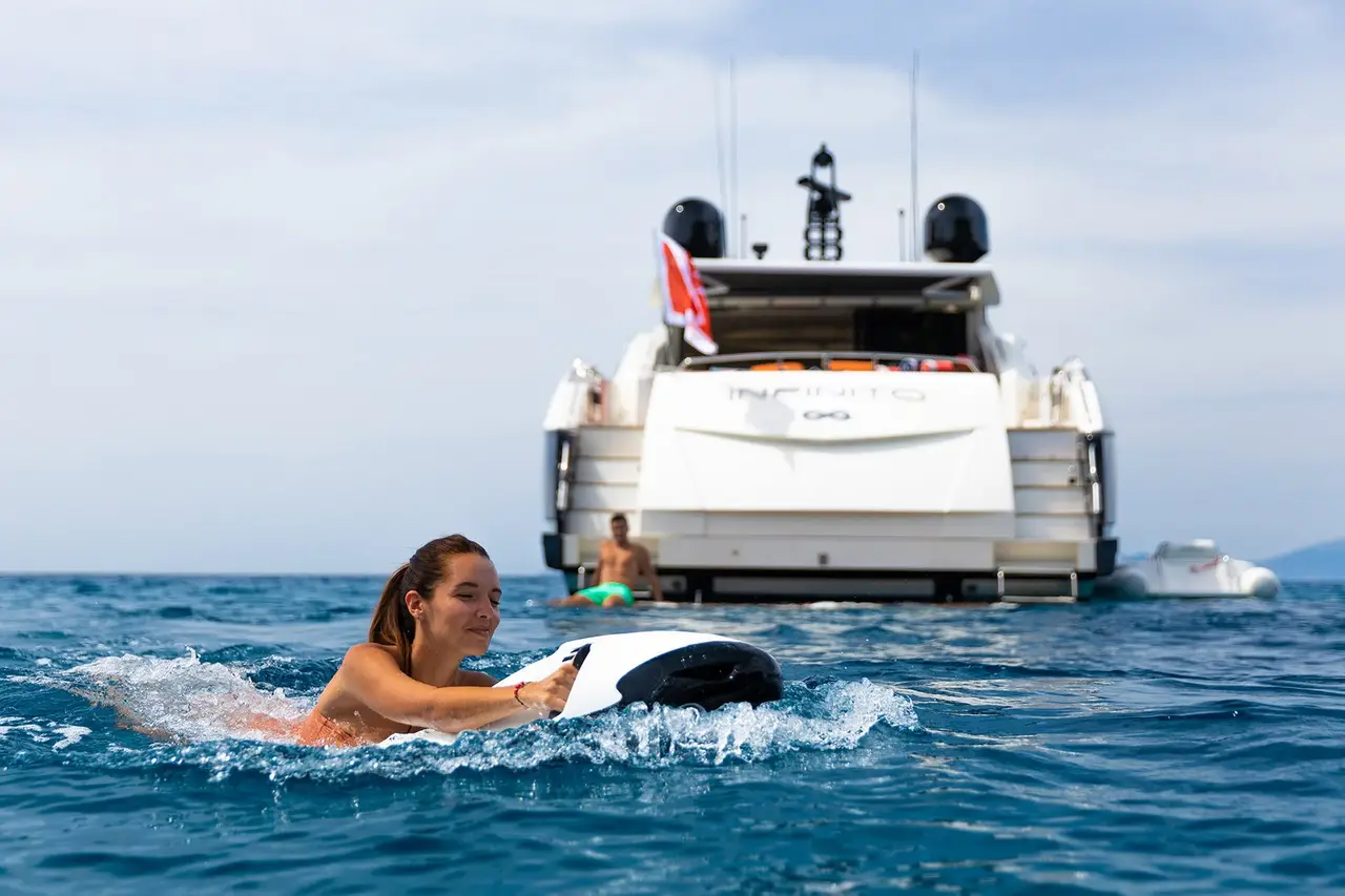 Leopard 31, flybridge — Barcelona Yacht Rental, Barcelona. Rumbo a Sitges con toda la familia a bordo