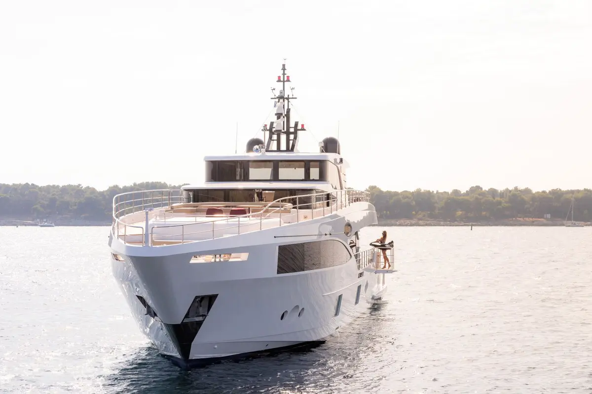 Majesty 100 — Barcelona Yacht Rental, Barcelona. 32 metros de amplitud para una tarde en Sitges
