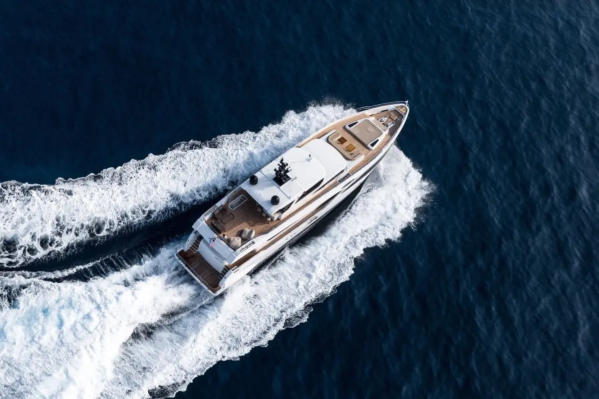 Majesty 100, exterior — Barcelona Yacht Rental, Barcelona. 32 metros de amplitud para una tarde en Sitges