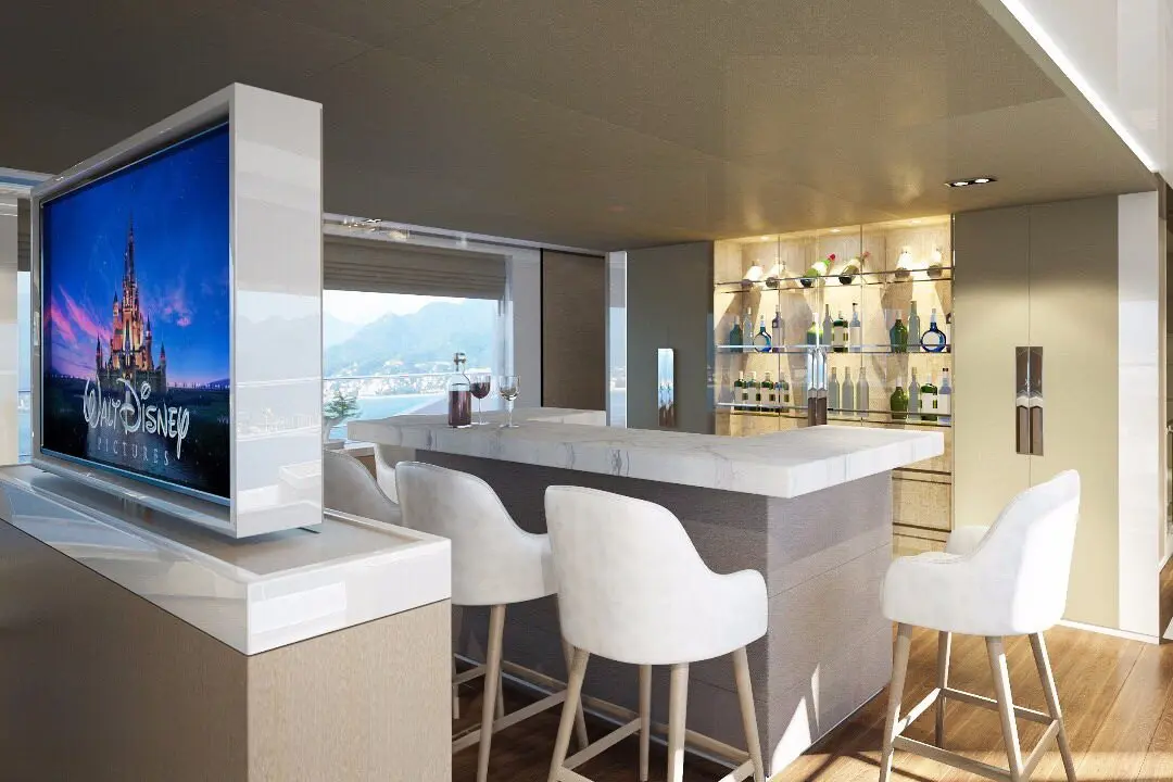 Majesty 100, cubierta principal — Barcelona Yacht Rental, Barcelona. 32 metros de amplitud para una tarde en Sitges