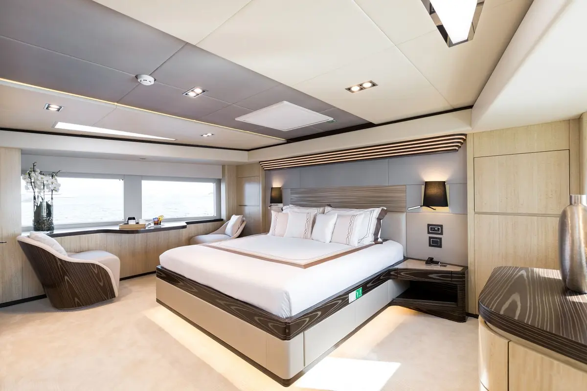 Majesty 100, cubierta de popa — Barcelona Yacht Rental, Barcelona. 32 metros de amplitud para una tarde en Sitges