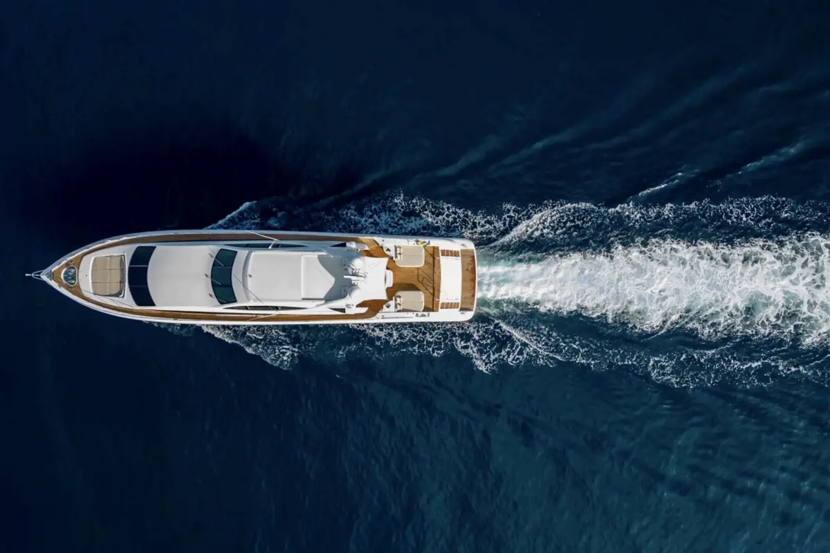 Mangusta 105, exterior — Barcelona Yacht Rental, Barcelona. Velocidad y estilo deportivo rumbo a Sitges